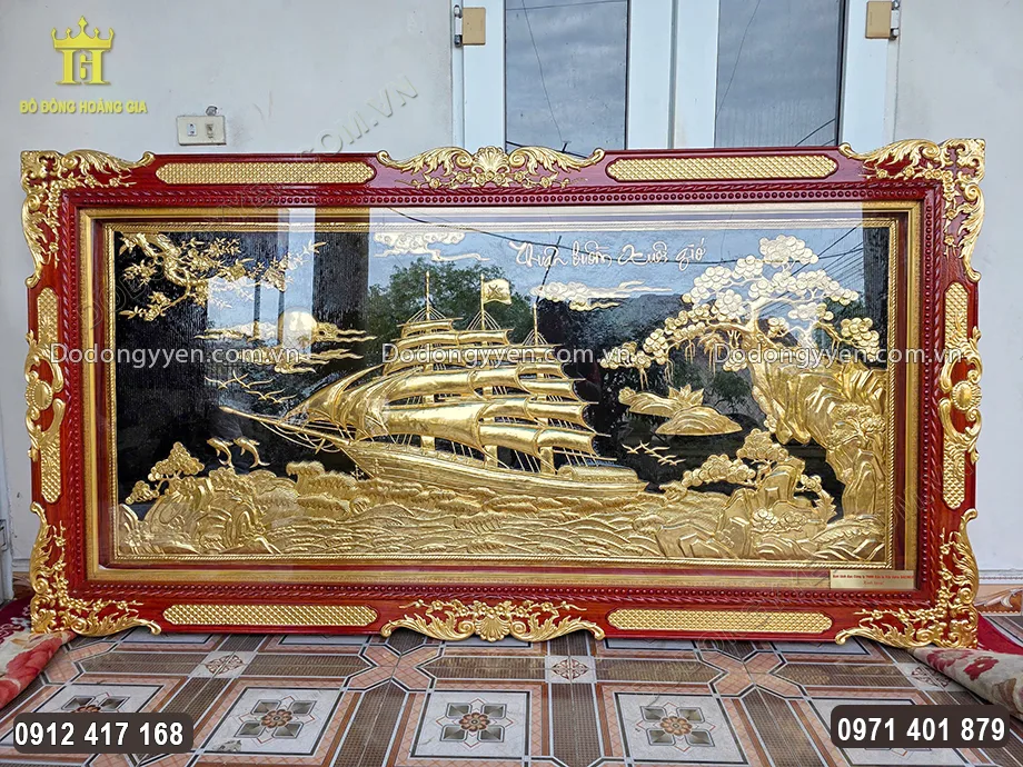 To&agrave;n bộ c&aacute;c họa tiết đều được d&aacute;t v&agrave;ng 24K sang trọng, cao cấp